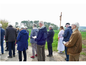 Bittprozession an der Weingartenkapelle (Foto: Karl-Franz Thiede)